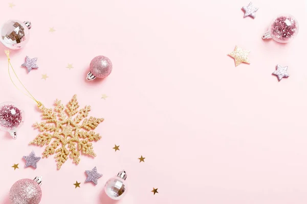 Weihnachtskomposition. Weihnachten rosa Dekor Weihnachtsball mit Band auf rosa Hintergrund. — Stockfoto