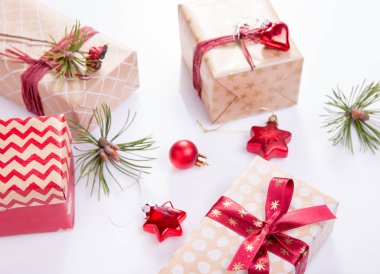 Beyaz arka plan üzerinde Noel kompozisyon. Düz yatıyordu, en iyi görünümü