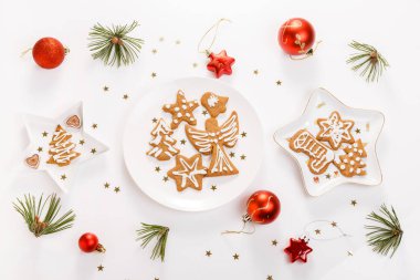 Noel ev yapımı gingerbread çerezleri ve Noel ağacı beyaz masada. Noel afiş