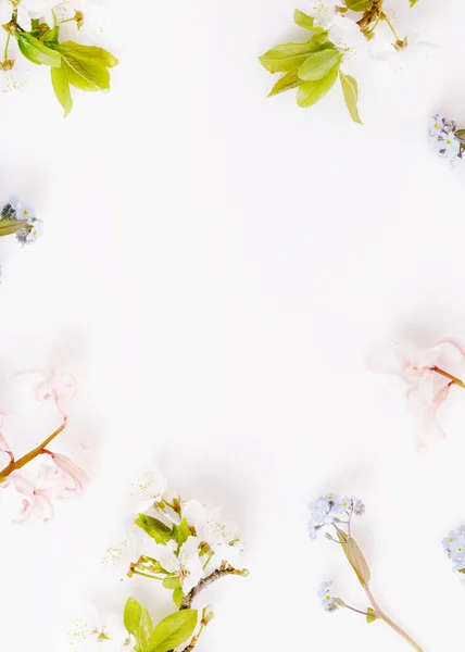 Composición floral festiva sobre fondo de madera blanca. Vista aérea — Foto de Stock