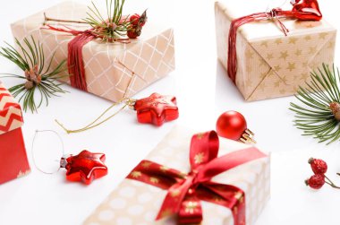 Beyaz arka plan üzerinde Noel kompozisyon. Düz yatıyordu, en iyi görünümü