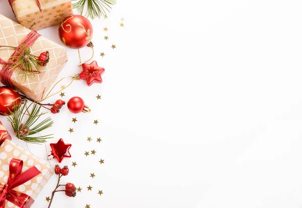Χριστουγεννιάτικη σύνθεση σε λευκό φόντο. Επίπεδη lay, κορυφαία προβολή — Φωτογραφία Αρχείου