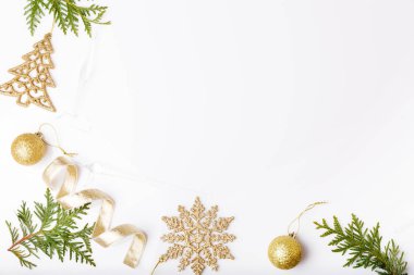 Noel tatil kompozisyon. Festival yaratıcı altın desen, xmas altın dekor tatil top şerit, kar taneleri, beyaz arka plan üzerinde Noel ağacı.