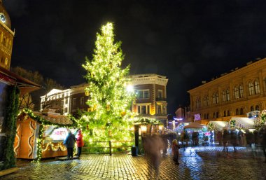 Riga, Letonya - 8 Aralık 2018: Riga Merkez Noel pazarı, Dom kare, Old Town