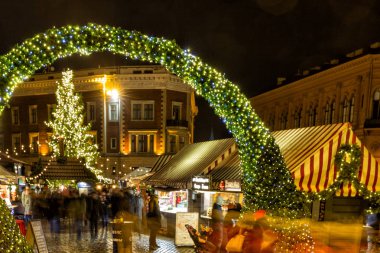 Riga, Letonya - 8 Aralık 2018: Riga Merkez Noel pazarı, Dom kare, Old Town
