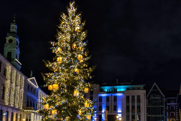 Ryga, Łotwa - 8 grudnia 2018: Riga choinki 2019 z dom Bractwa Czarnogłowych i St Peter Kościoła — Zdjęcie stockowe