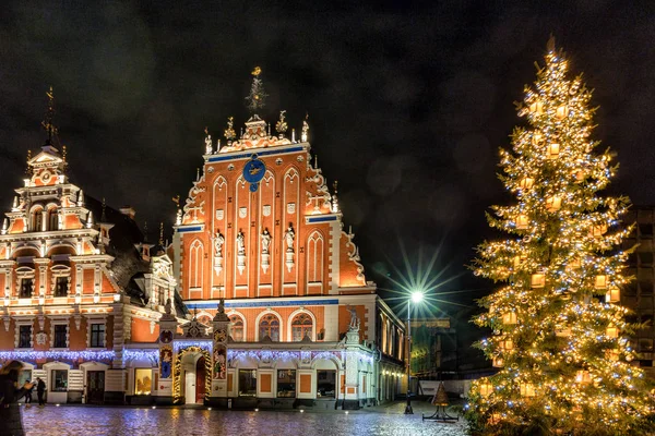 Riga, Letonya - 8 Aralık 2018: Riga Noel ağacı 2019 siyah nokta ev ve St Peter Kilisesi ile