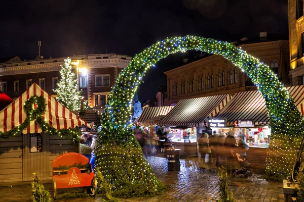 Ryga, Łotwa - 8 grudnia 2018: Boże Narodzenie Centrāltirgus Dom kwadratowych, stare miasto — Zdjęcie stockowe