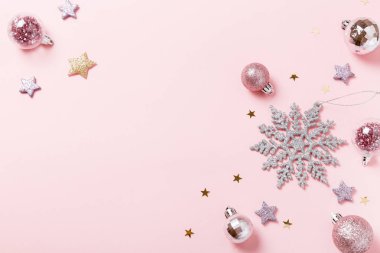 Noel kompozisyon. Xmas pembe dekor tatil şerit pembe bir arka plan üzerinde topla.