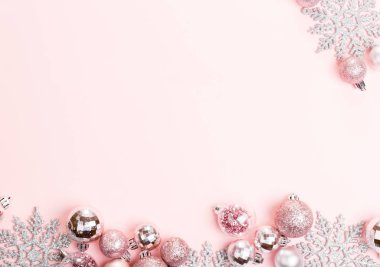 Noel kompozisyon. Xmas pembe dekor tatil şerit pembe bir arka plan üzerinde topla.