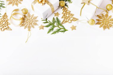 Noel tatil kompozisyon. Festival yaratıcı altın desen, xmas altın dekor tatil top şerit, kar taneleri, beyaz arka plan üzerinde Noel ağacı.