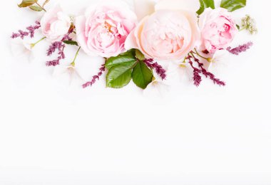 Beyaz ahşap arka planda şenlikli çiçek kompozisyonu. Genel Görünüm