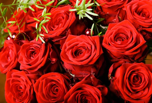 꽃 가게인 발렌틴 부케에 붉은 장미로 만든 고급 부케 스톡 사진