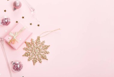 Noel kompozisyon. Xmas pembe dekor tatil şerit pembe bir arka plan üzerinde topla.