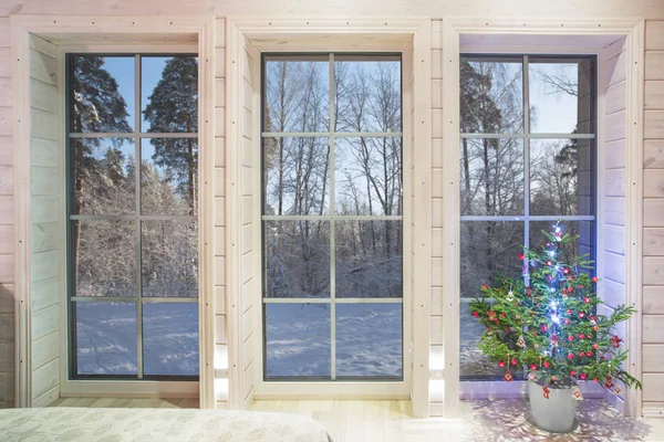 Χειμερινό τοπίο στο λευκό παράθυρο. Σπίτι και τον κήπο έννοια το νέο έτος. — Φωτογραφία Αρχείου