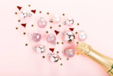 Noel kompozisyon. Xmas pembe dekor tatil top şişe şampanya ile