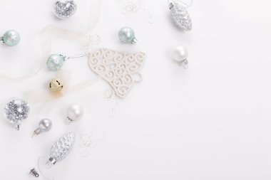 Noel kompozisyon. Ladin dalları, xmas ağacı, xmas gümüş dekor tatil top ile kurdele beyaz arka plan üzerinde.