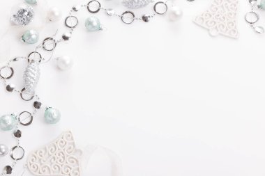 Noel kompozisyon. Ladin dalları, xmas ağacı, xmas gümüş dekor tatil top ile kurdele beyaz arka plan üzerinde.