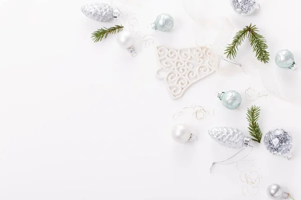 Weihnachtskomposition. Fichtenzweige, Weihnachtsbaum, Weihnachtsdekor Weihnachtskugel mit Schleife auf weißem Hintergrund. — Stockfoto