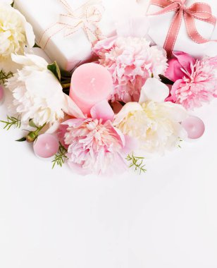 Yaprakları çiçek ve ahşap tahta üzerinde beyaz kurdele ile hassas beyaz pembe Şakayık. Ek yükü üstten görünüm, düz yatıyordu. Uzay kopyalayın. Doğum günü, anne, Sevgililer, kadın, düğün günü kavramı