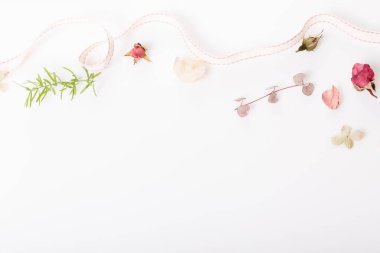 Çiçek kompozisyon. Beyaz arka plan üzerinde kurutulmuş gül çiçeklerin çerçeve yaptı. Düz yatıyordu, en iyi görünüm, kopya alanı