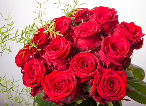 Bouquet di lusso fatto di rose rosse nel negozio di fiori San Valentino Bouquet di rose rosse — Foto Stock