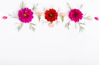 Beyaz ahşap arka planda şenlikli çiçek kompozisyonu. Genel Görünüm