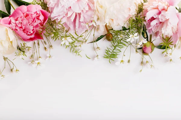 Delicada peonía rosa blanca con flores de pétalos y cinta blanca sobre tabla de madera. Vista superior, posición plana. Copiar espacio. Cumpleaños, Madres, San Valentín, Mujeres, concepto del día de la boda — Foto de Stock