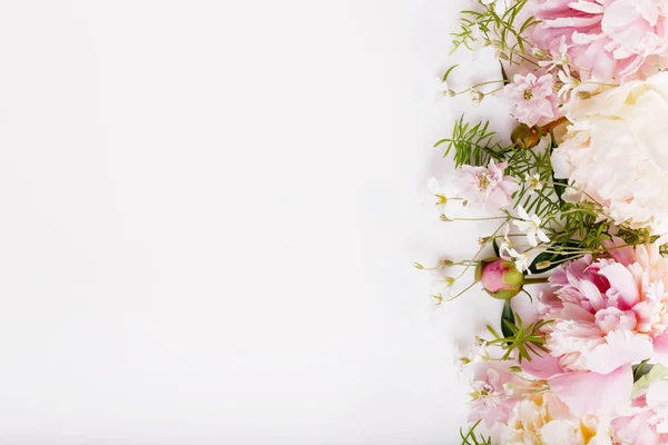 Delicada peonía rosa blanca con flores de pétalos y cinta blanca sobre tabla de madera. Vista superior, posición plana. Copiar espacio. Cumpleaños, Madres, San Valentín, Mujeres, concepto del día de la boda — Foto de Stock