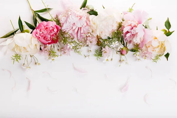 Hermosas flores de peonía rosa en la mesa blanca con espacio de copia para su vista superior de texto y estilo plano laico —  Fotos de Stock