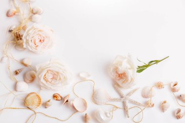 Beyaz ahşap arka planda şenlikli çiçek kompozisyonu. Genel Görünüm