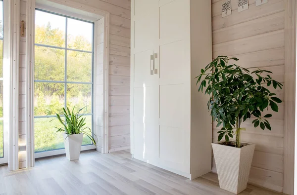 Interior studio foto terang dengan jendela besar, langit-langit tinggi, lantai kayu putih — Stok Foto