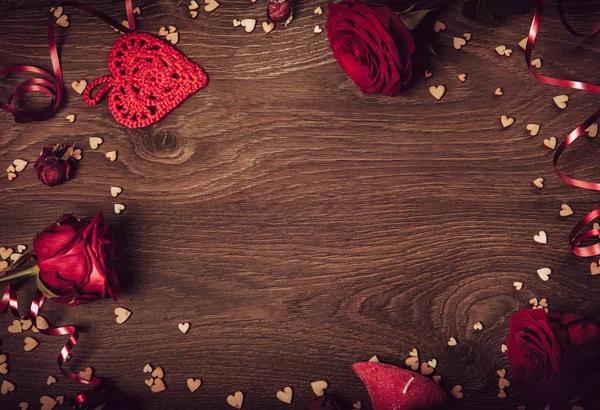 Fondo del día de San Valentín. Día de San Valentín mesa lugar ajuste. Mesa de madera con espacio de copia — Foto de Stock