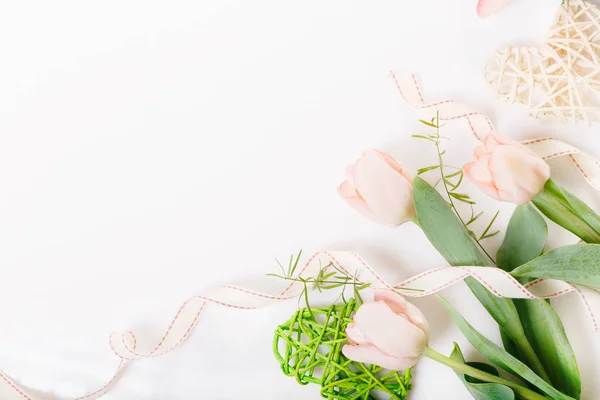 Composición floral festiva sobre fondo de madera blanca. Vista aérea — Foto de Stock