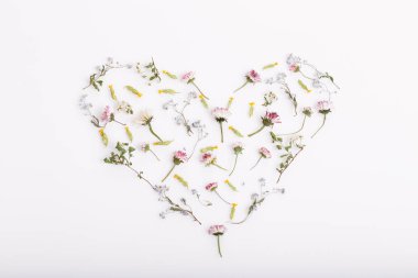 Çiçek kompozisyon. Bahar çiçek, Hediyelik, kağıt torba ile çalışma alanı. Üstten görünüm, düz yatıyordu.