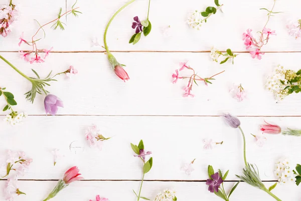 Feestelijke bloemcompositie op de witte houten achtergrond. Bovenaanzicht — Stockfoto