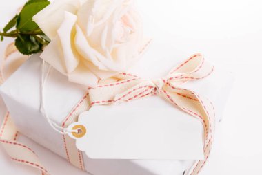 Lüks buket kırmızı gül çiçek dükkanı ve beyaz şerit ahşap tahta üzerinde yapılmış. Ek yükü üstten görünüm, düz yatıyordu. Kopya alanı.