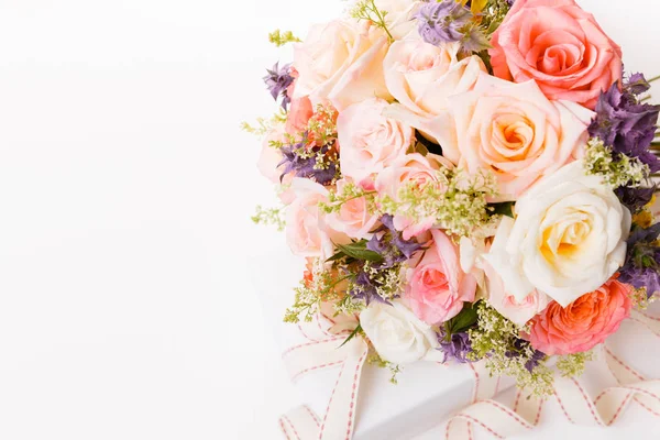 Ramo de lujo de rosas rojas en floristería y cinta blanca sobre tabla de madera. Vista superior, posición plana. Copiar espacio . —  Fotos de Stock