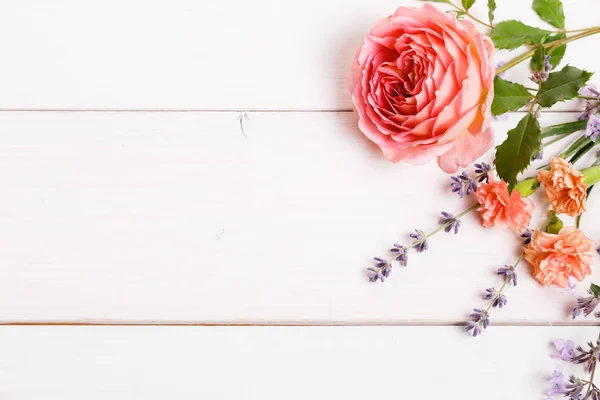 Composición floral festiva sobre fondo de madera blanca. Vista aérea — Foto de Stock