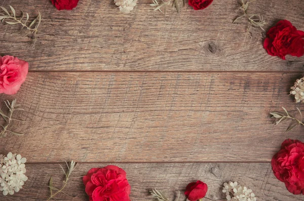 Fondo del día de San Valentín. Día de San Valentín mesa lugar ajuste. Mesa de madera con espacio de copia — Foto de Stock