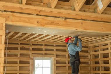 İnşaat işçisi termal olarak eko ahşap çerçeve yalıtımı