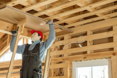 İnşaat işçisi termal olarak eko ahşap çerçeve yalıtımı