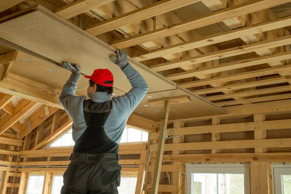Robotnik budowlany izolacja termiczna eko drewniany dom ramowy — Zdjęcie stockowe