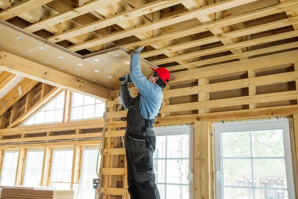 Bauarbeiter wärmeisoliert Öko-Holzrahmenhaus — Stockfoto