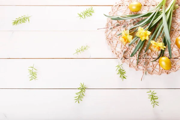 Påsk bakgrund med påskägg och vårblommor. Ovanifrån med kopieringsutrymme — Stockfoto