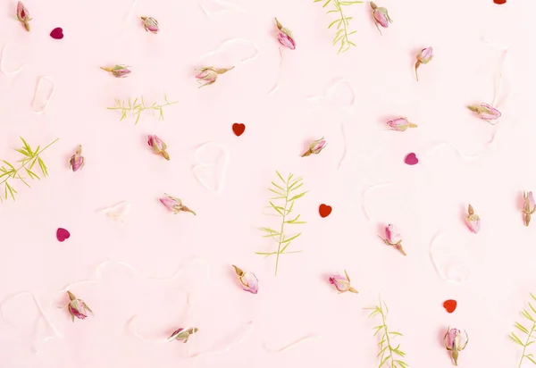 Composición floral festiva sobre fondo rosa. Vista aérea — Foto de Stock
