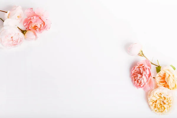 Slavnostní květinová kompozice na bílém dřevěném pozadí. Pohled shora — Stock fotografie