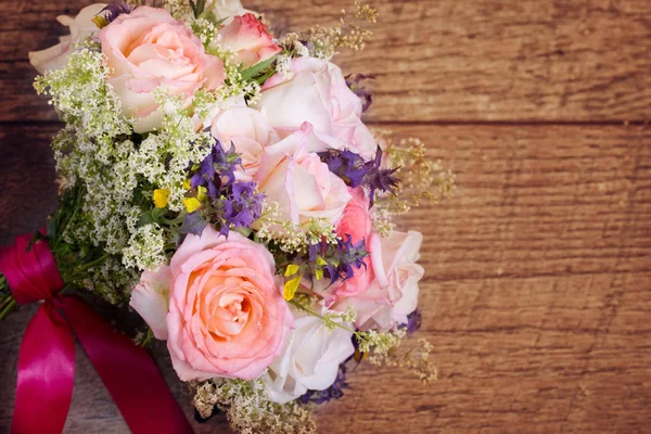 Ramo de lujo de rosas rojas en la florería San Valentín Ramo de rosas rojas —  Fotos de Stock