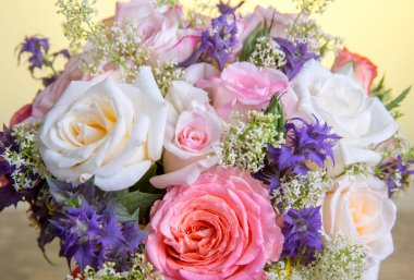 Çiçekçi dükkanında kırmızı güllerden yapılmış lüks buket. Sevgililer Günü için kırmızı gül buketi.