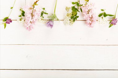 Beyaz ahşap arka planda şenlikli çiçek kompozisyonu. Genel Görünüm